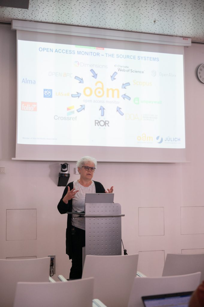 Rednerin präsentiert Powerpoint Präsentation